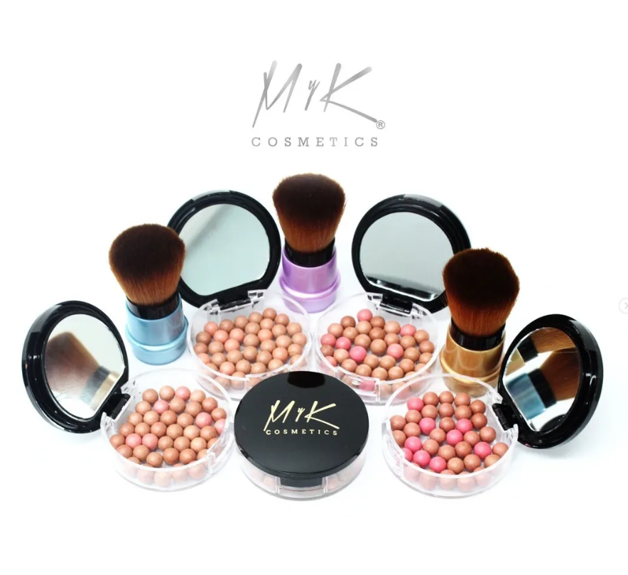 Perlas bronceadoras y brochas kabuki MYK Cosmetics